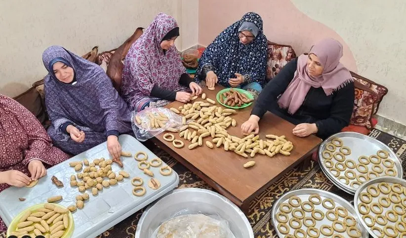 رغم الظروف المعيشية الصعبة في غزة: الكعك والفسيخ تقاليد العيد التي لا يمكن الاستغناء عنها