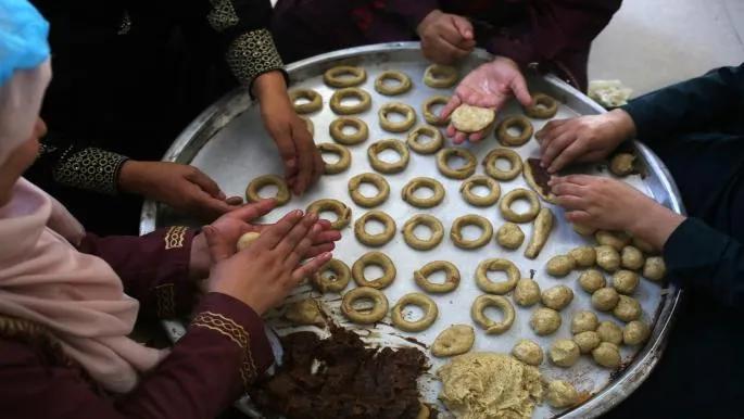 كعك العيد.. مصدر دخل مؤقت لنساء غزة