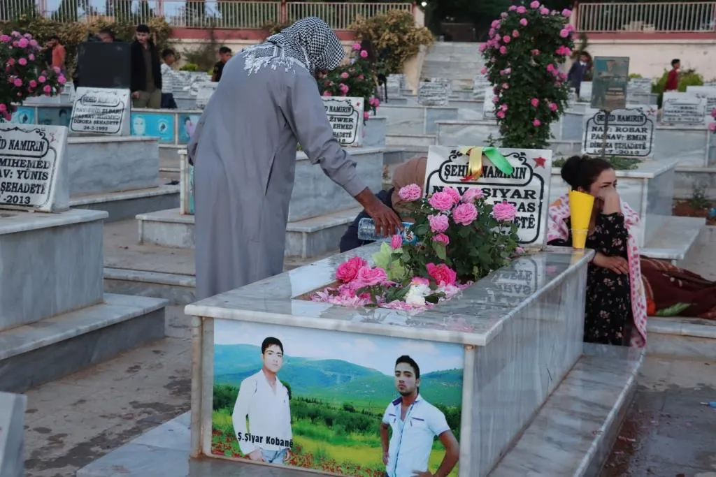 أهالي شمال وشرق سوريا يزورون أضرحة أبنائهم وبناتهم الشهداء في أول أيام العيد-تم التحديث