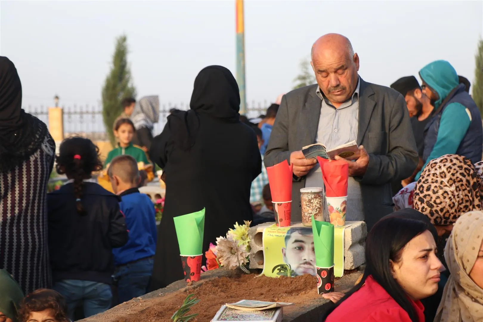 أهالي شمال وشرق سوريا يزورون أضرحة أبنائهم وبناتهم الشهداء في أول أيام العيد-تم التحديث