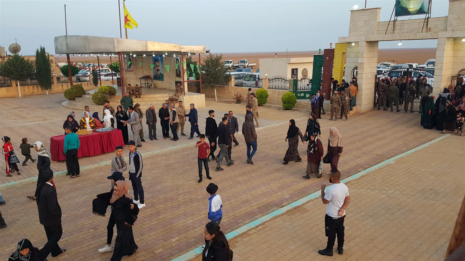 أهالي شمال وشرق سوريا يزورون أضرحة أبنائهم وبناتهم الشهداء في أول أيام العيد-تم التحديث