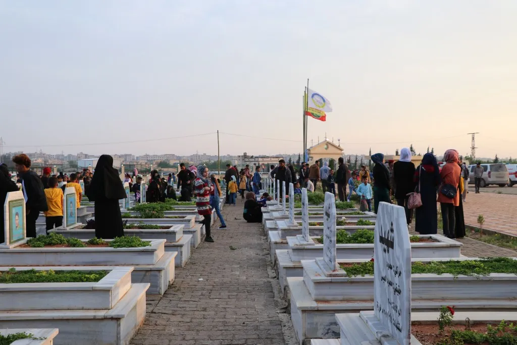 أهالي شمال وشرق سوريا يزورون أضرحة أبنائهم وبناتهم الشهداء في أول أيام العيد-تم التحديث