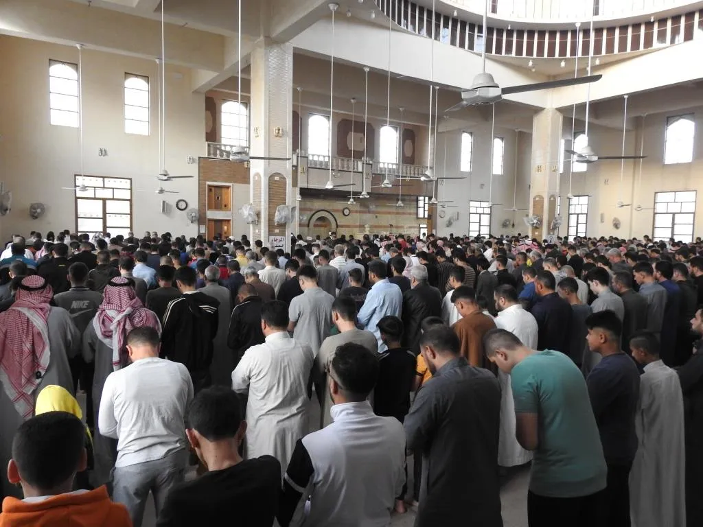 أهالي شمال وشرق سوريا يزورون أضرحة أبنائهم وبناتهم الشهداء في أول أيام العيد-تم التحديث