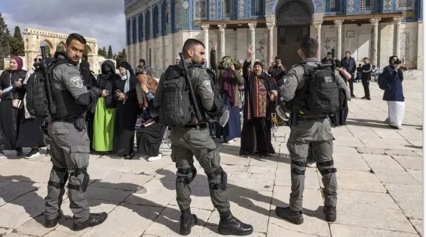 ​​​​​​​إصابات في المسجد الأقصى بعد احتدام المواجهات بين مصلين والقوات الإسرائيلية