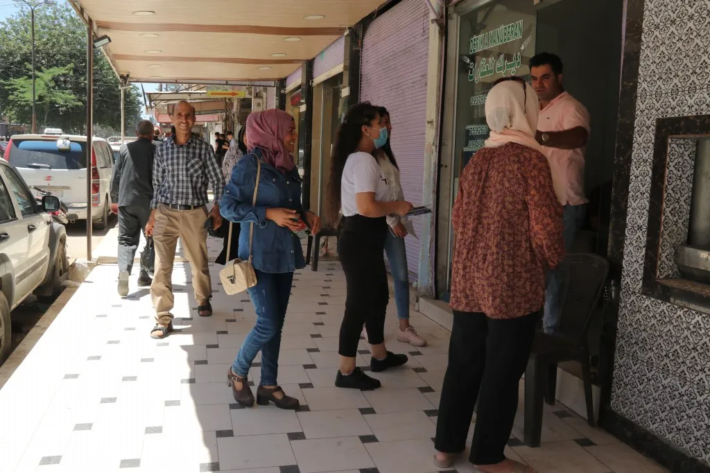 ضمن سلسلة حملات مناهضة العنف ضد المرأة.. مكتب المرأة في (PYD) يستمر بتوزيع المنشورات في ديرك