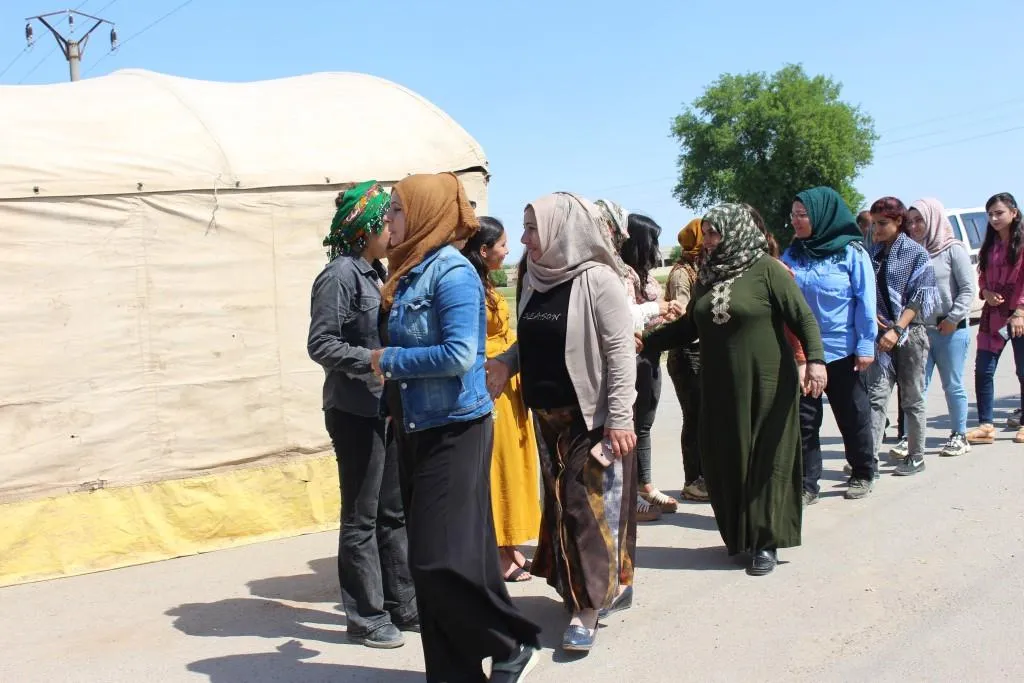 اعتصام في ريف كوباني الغربي تنديداً بخيانة الديمقراطي الكردستاني ودعماً لمقاومة للكريلا