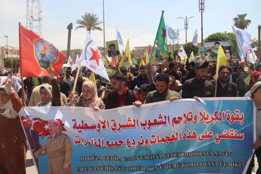 ​​​​​​​خلال تظاهرة في الرقة جرحى الحرب وأهالي الرقة يؤكدون دعمهم لقوات الكريلا ويشيدون بمقاومتهم