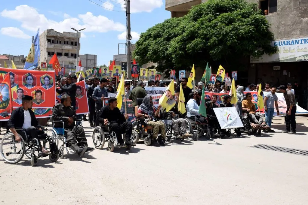 ​​​​​​​جرحى الحرب في إقليم الفرات ومنبج يتظاهرون تنديداً بالخيانة والهجمات على جبال كردستان