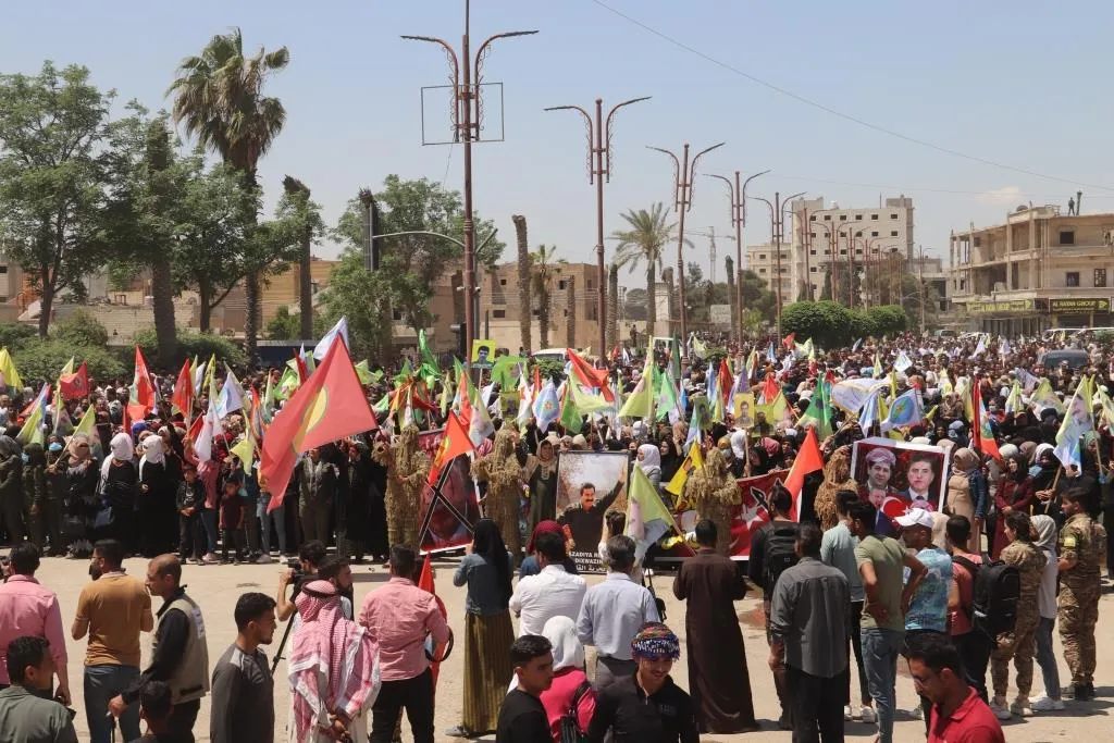 ​​​​​​​خلال مظاهرة حاشدة في الرقة: العدو التركي لا يفرق بين العربي والكردي والتركماني وهدفه احتلال أرضنا