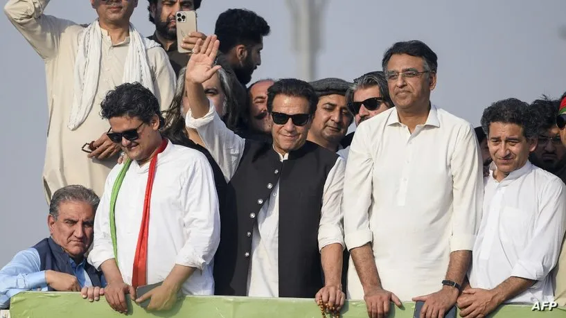 عمران خان محذراً: على الحكومة الباكستانية إجراء انتخابات مبكرة جديدة في غضون 6 أيام