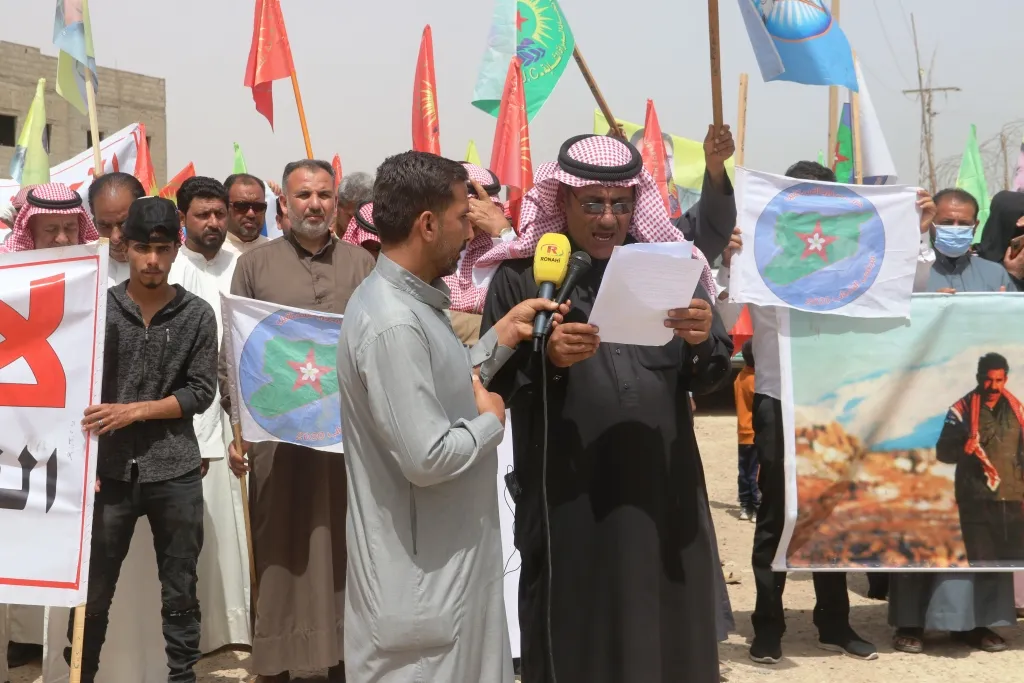 ​​​​​​​خلال مظاهرة أهالي دير الزور يدينون الجرائم التركية ويطالبون بالحرية الجسدية للقائد أوجلان