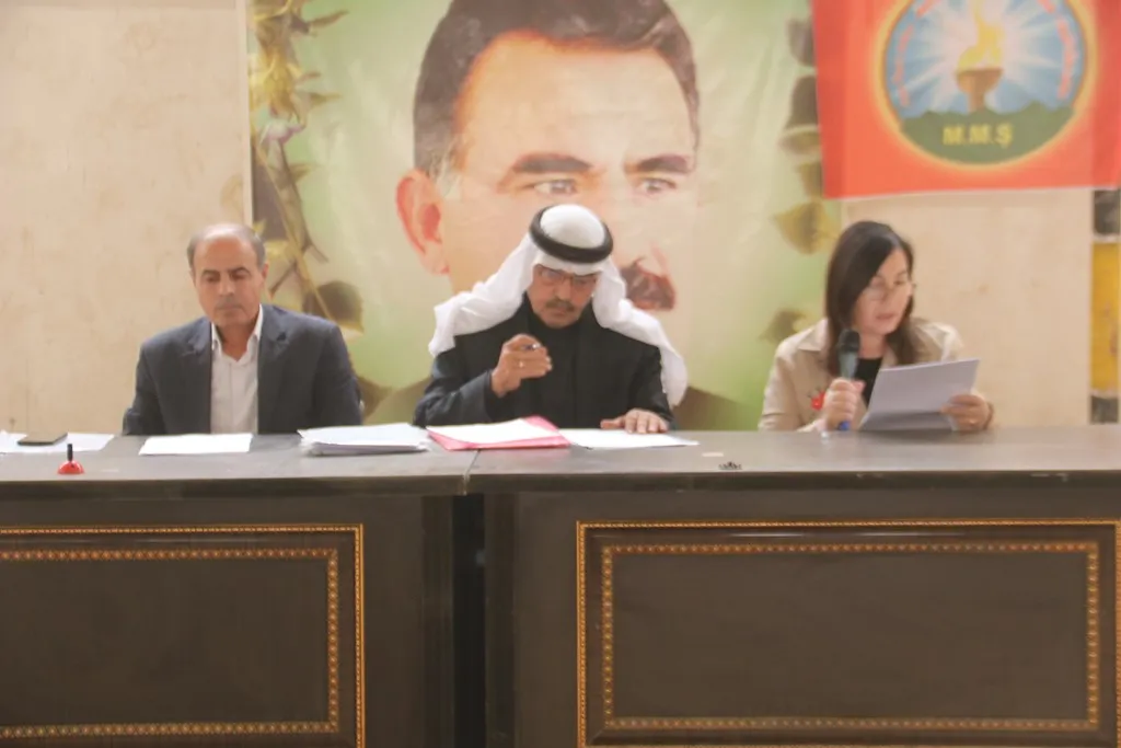 اللجنة المصغرة لصياغة العقد تستقبل مقترحات اهالي المنطقة الجنوبية للحسكة خلال اجتماع جماهيري