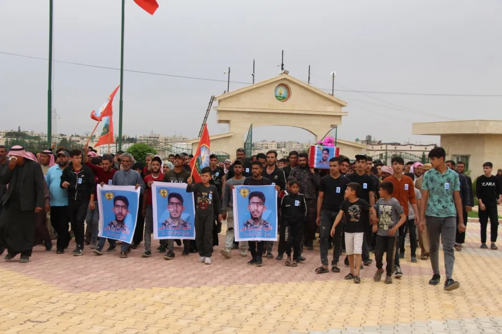 أهالي منبج يشيعون جثمان شهيد من قوات مجلس منبج العسكري إلى مثواه الأخير