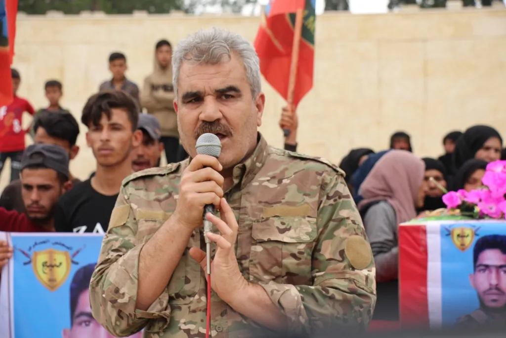 أهالي منبج يشيعون جثمان شهيد من قوات مجلس منبج العسكري إلى مثواه الأخير