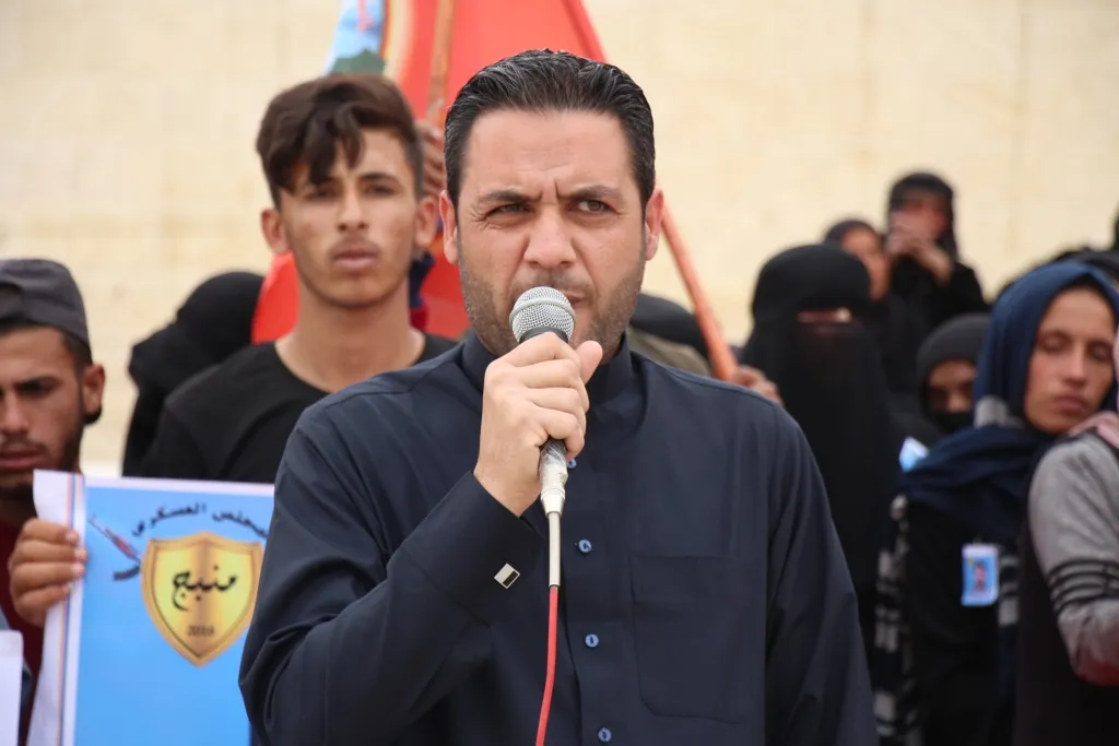 أهالي منبج يشيعون جثمان شهيد من قوات مجلس منبج العسكري إلى مثواه الأخير