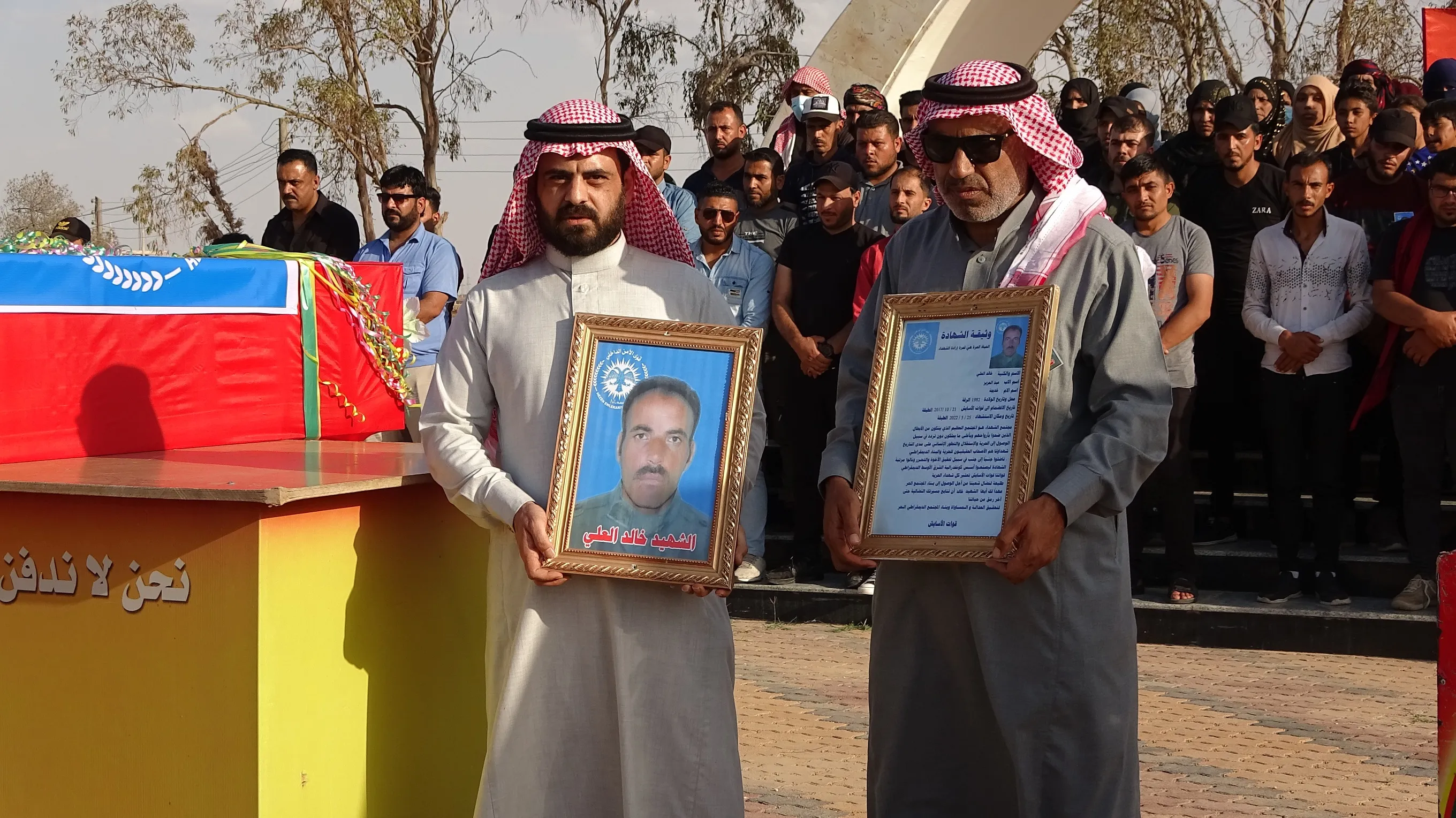 أهالي الطبقة يشيعون جثمان الشهيد خالد العلي إلى مثواه الأخير