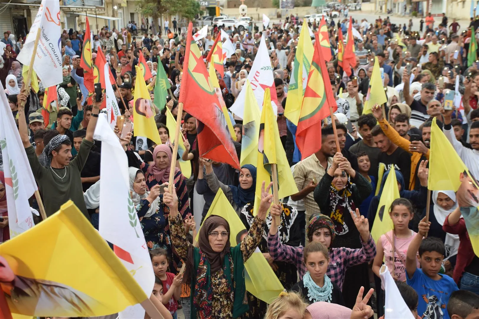 تجمّع جماهيري في الحسكة دعماً لمقاومة الكريلا في جبال كردستان