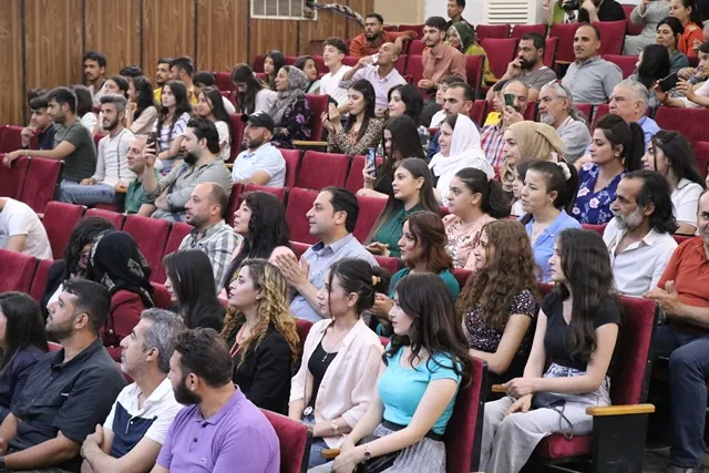 اختتام فعاليات المعرض السادس للفن التشكيلي بتكريم المشاركين فيه