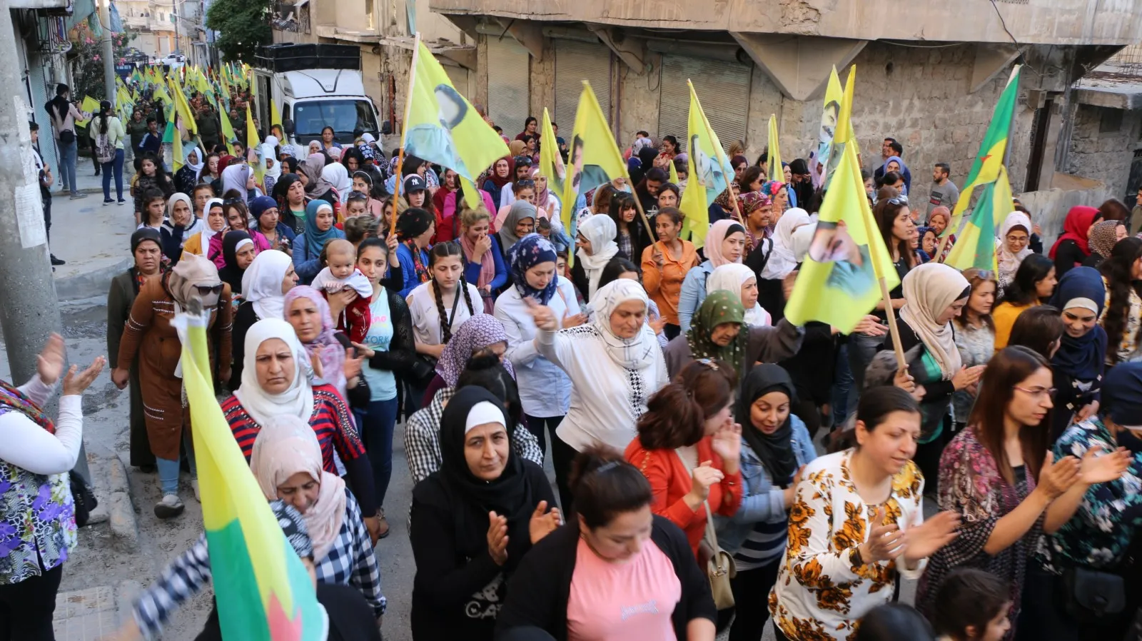 أهالي حلب خلال تظاهرة: الدولة التركية والخونة لا يستطيعون إنهاء مقاومتنا