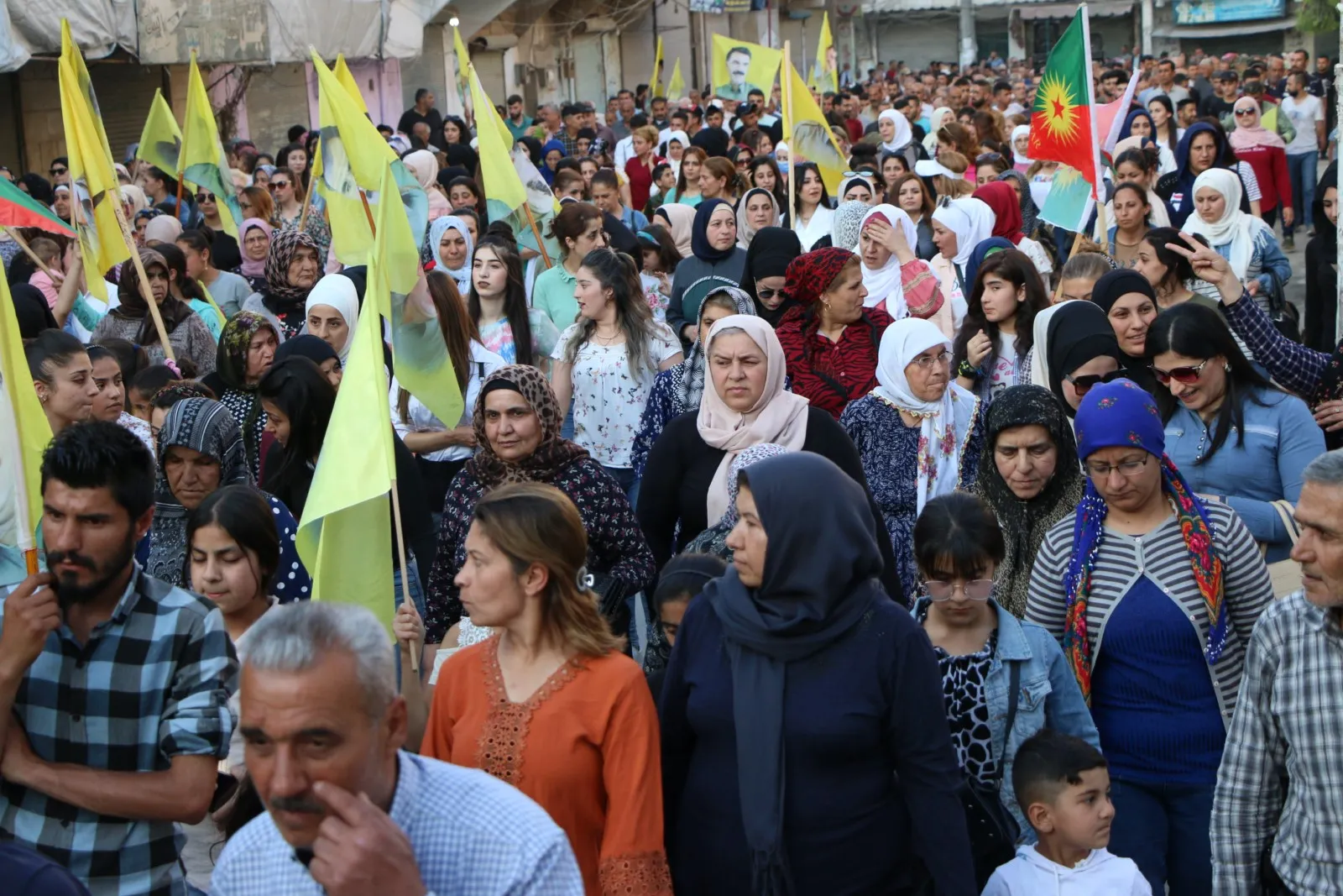 أهالي حلب خلال تظاهرة: الدولة التركية والخونة لا يستطيعون إنهاء مقاومتنا