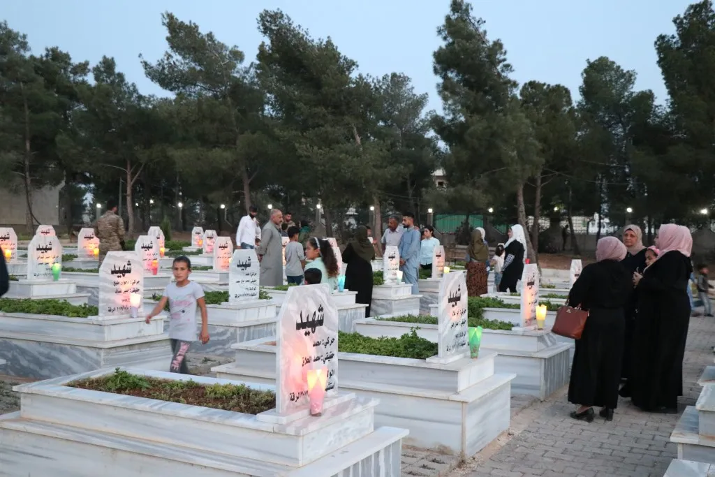 أهالي منبج يستذكرون شهداء شهري نيسان وأيار بإيقاد الشموع على أضرحتهم
