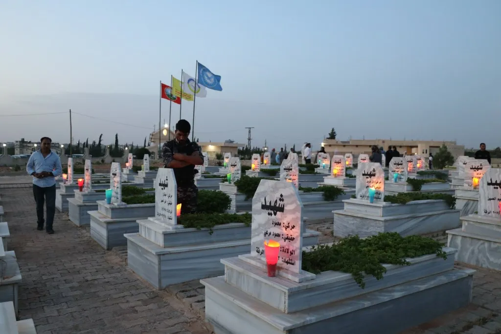 أهالي منبج يستذكرون شهداء شهري نيسان وأيار بإيقاد الشموع على أضرحتهم