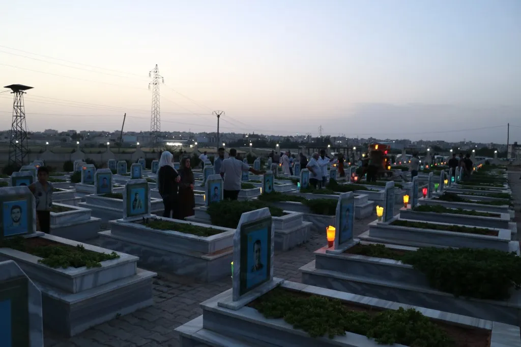أهالي منبج يستذكرون شهداء شهري نيسان وأيار بإيقاد الشموع على أضرحتهم