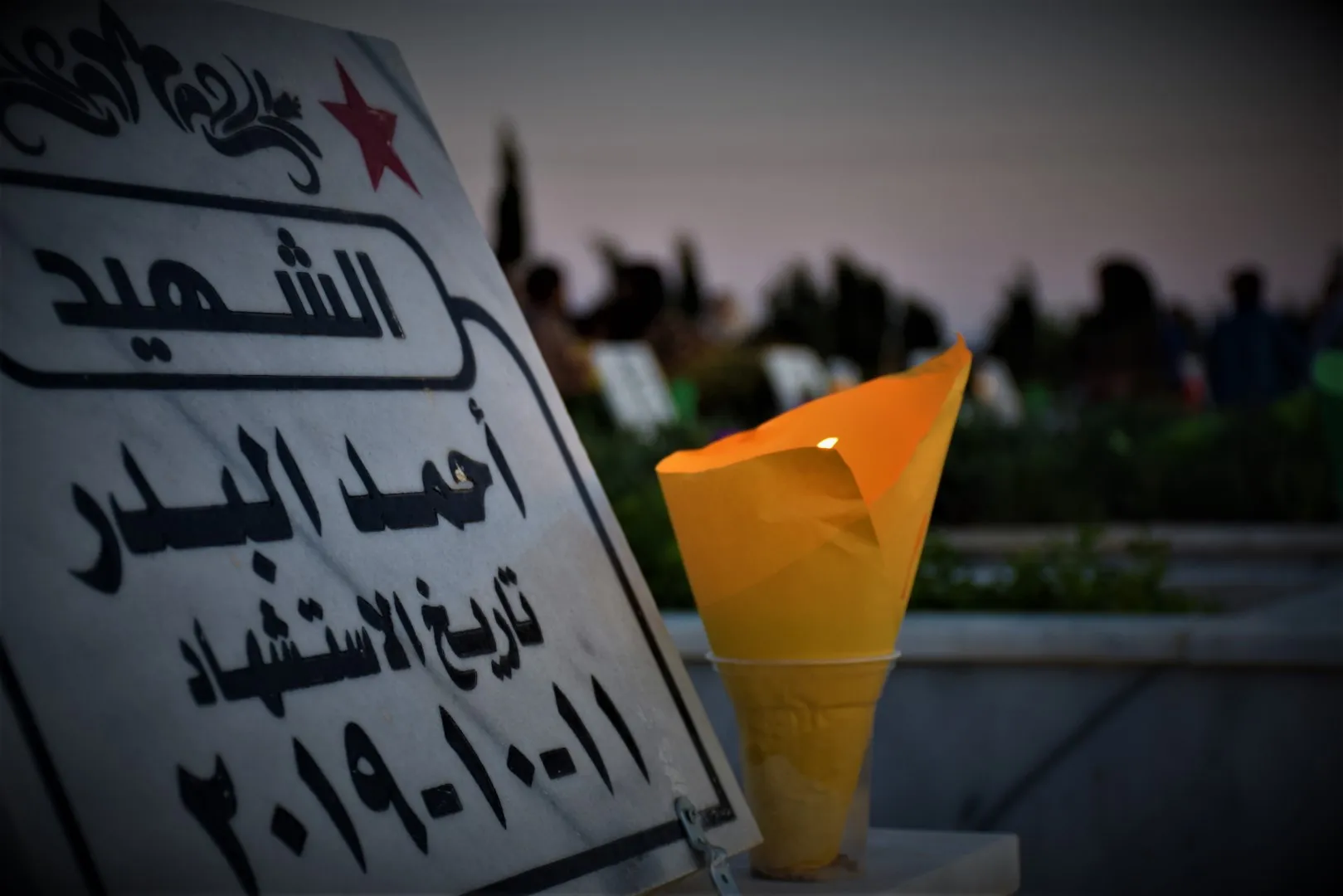 أهالي مقاطعتي قامشلو والحسكة يوقدون الشموع على أضرحة الشهداء