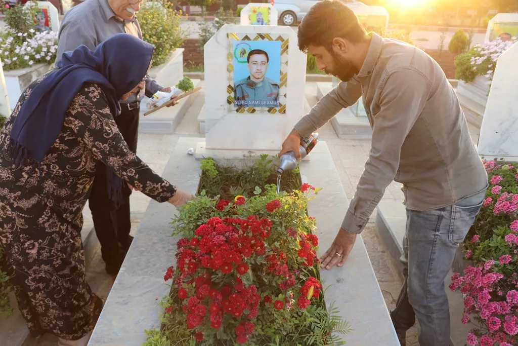 أهالي مقاطعتي قامشلو والحسكة يوقدون الشموع على أضرحة الشهداء
