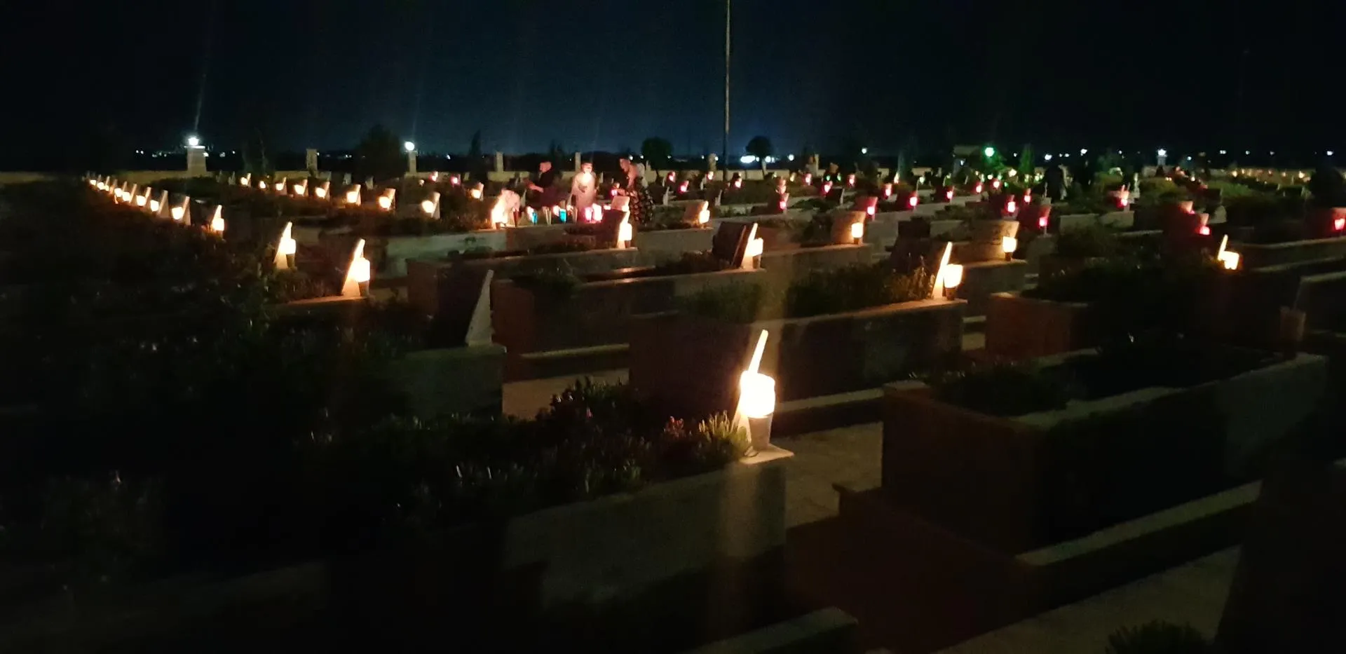 شموع الاستذكار تنير أضرحة الشهداء عشية عيد الفطر