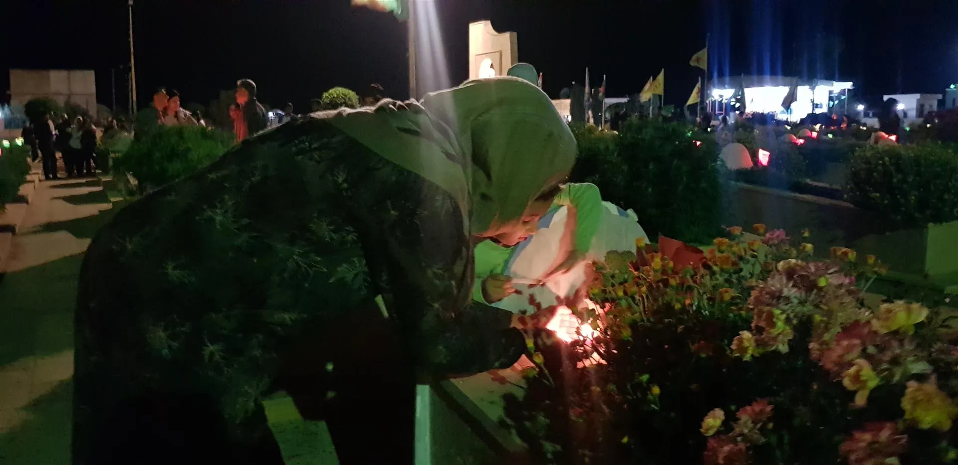 شموع الاستذكار تنير أضرحة الشهداء عشية عيد الفطر