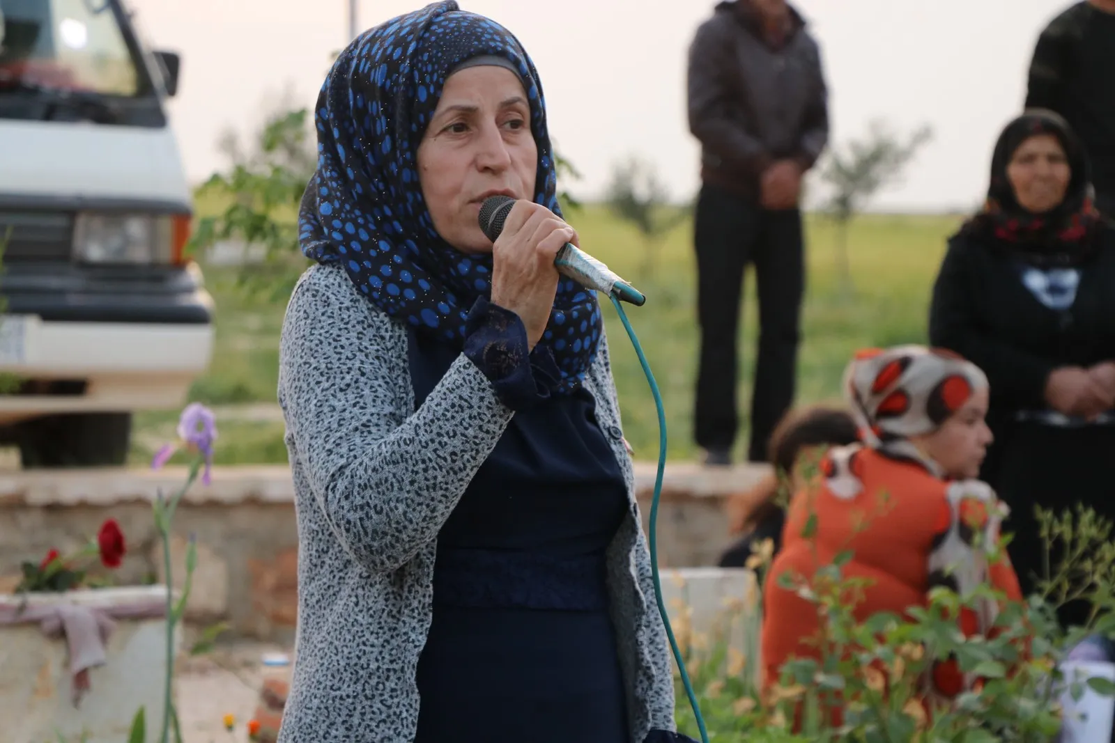 شموع الاستذكار تنير أضرحة الشهداء عشية عيد الفطر