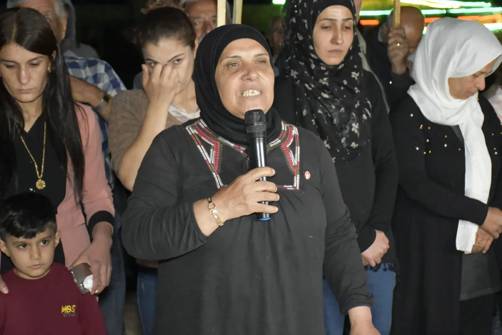 شموع الاستذكار تنير أضرحة الشهداء عشية عيد الفطر