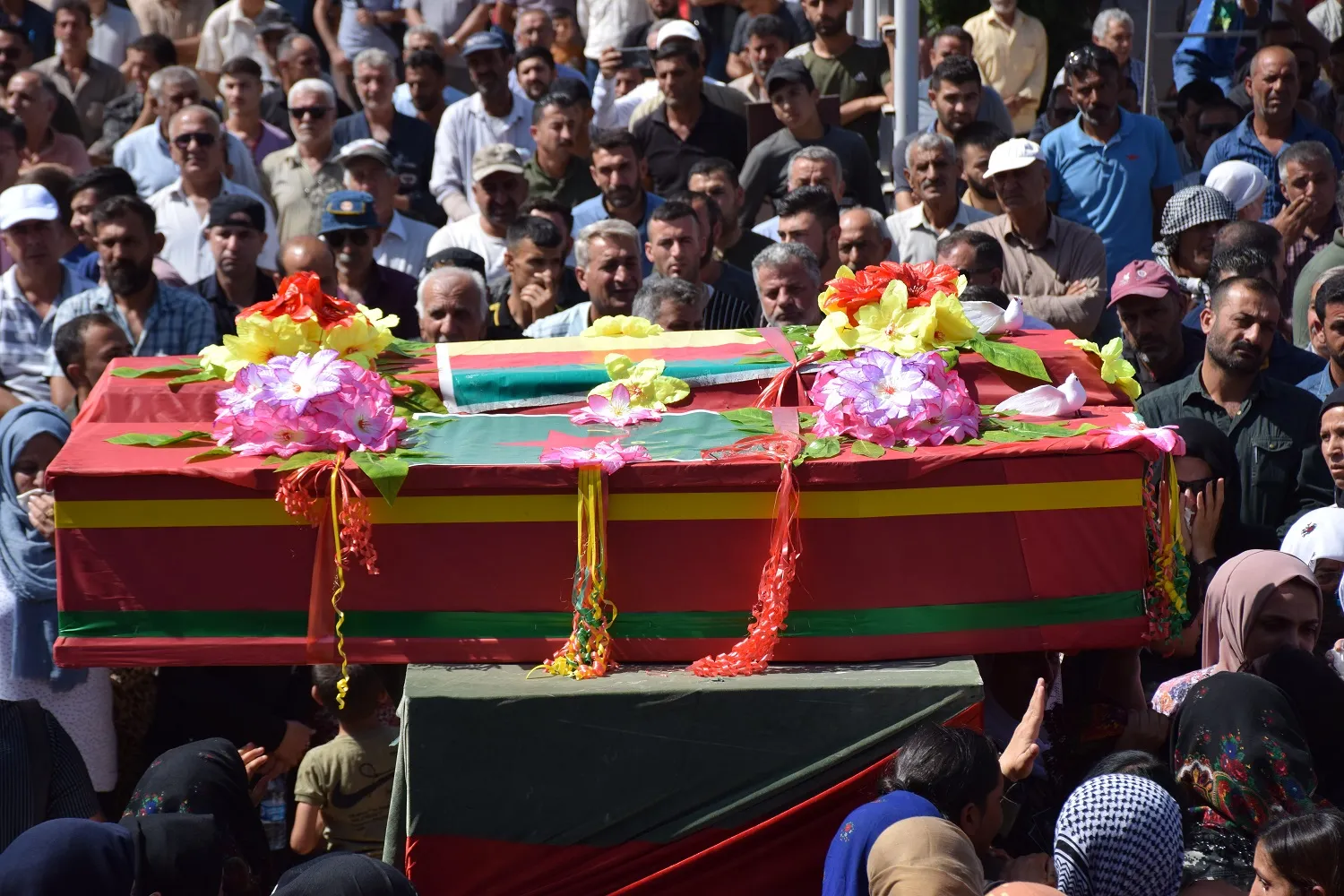 ​​​​​​​أهالي قامشلو يشيّعون جثماني الشهيدين مزكين بوتان وكسرى ملك إلى مثواهما الأخير