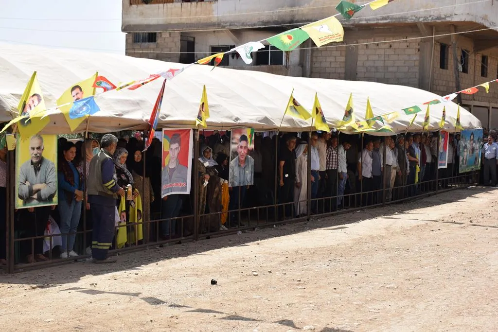 ​​​​​​​المئات يقدمون واجب العزاء لذوي المقاتل في قوات الدفاع الشعبي هاوار قامشلو
