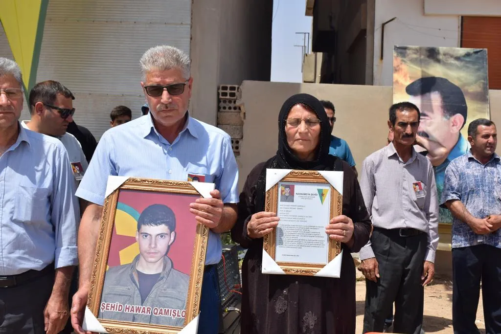 ​​​​​​​المئات يقدمون واجب العزاء لذوي المقاتل في قوات الدفاع الشعبي هاوار قامشلو