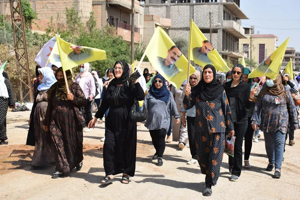 ​​​​​​​المئات يقدمون واجب العزاء لذوي المقاتل في قوات الدفاع الشعبي هاوار قامشلو