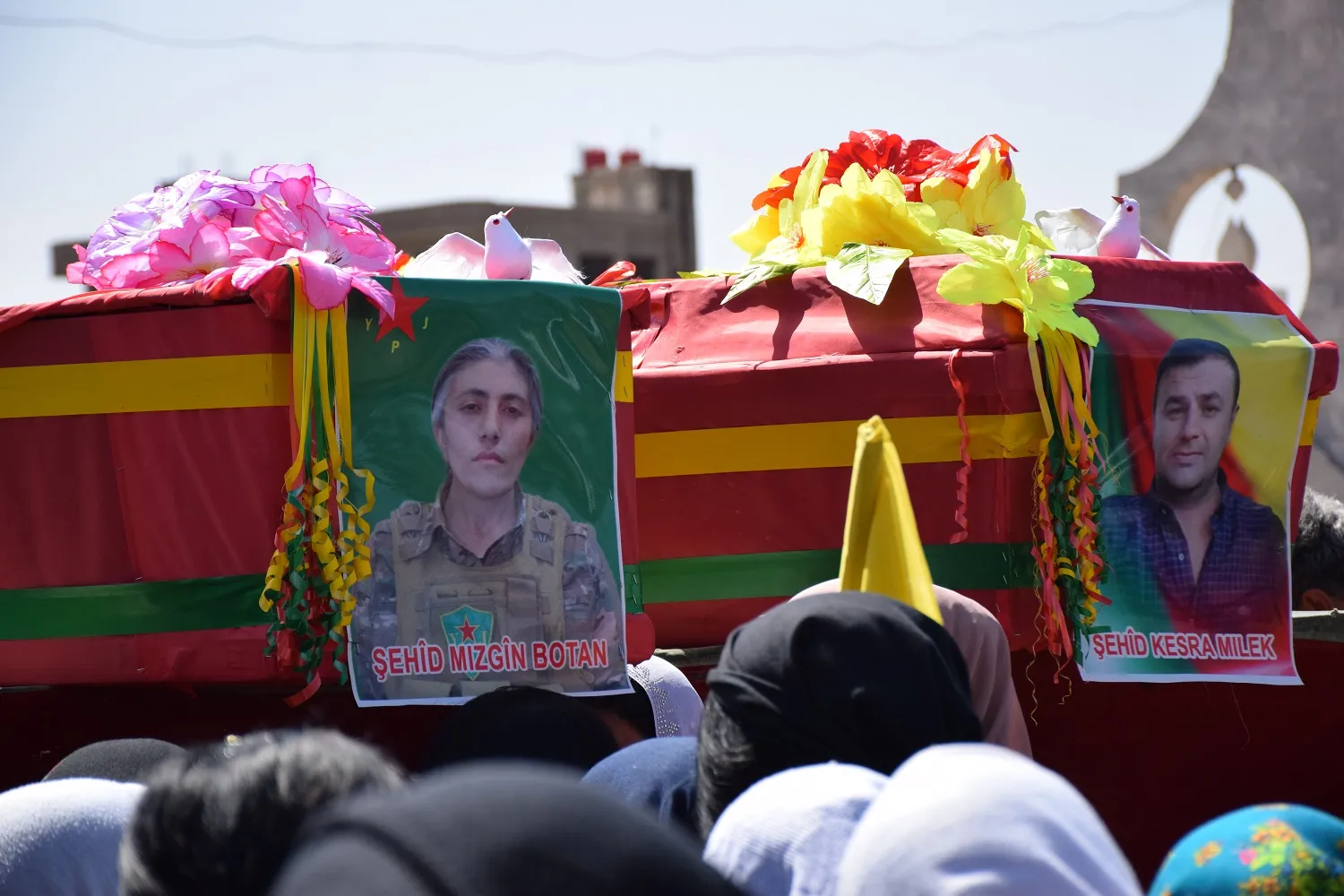 ​​​​​​​أهالي قامشلو يشيّعون جثماني الشهيدين مزكين بوتان وكسرى ملك إلى مثواهما الأخير
