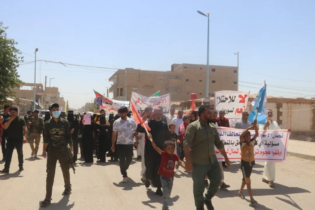 ​​​​​​​أهالي دير الزور يستنكرون هجمات الاحتلال التركي ويطالبون بالحرية الجسدية للقائد أوجلان