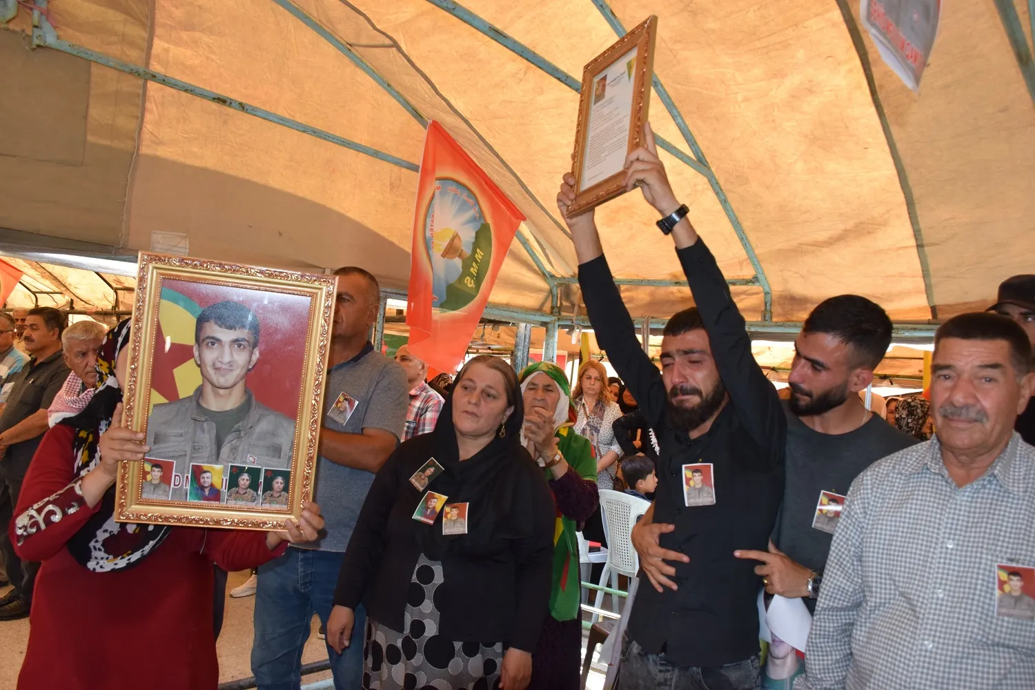 ​​​​​​​أهالي قامشلو يقدمون واجب العزاء لذوي الشهيدين كسرى ملك وراحمة غزالي