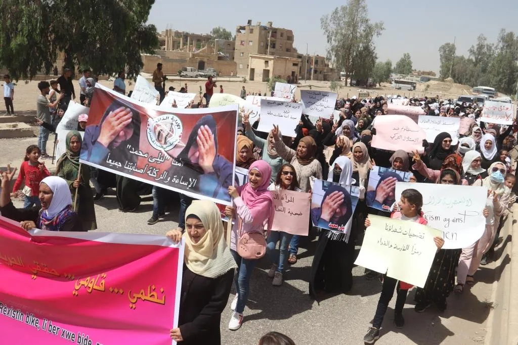 مطالبات بخروج الاحتلال التركي من سوريا.. مئات النساء في الرقة يخرجن في مظاهرة