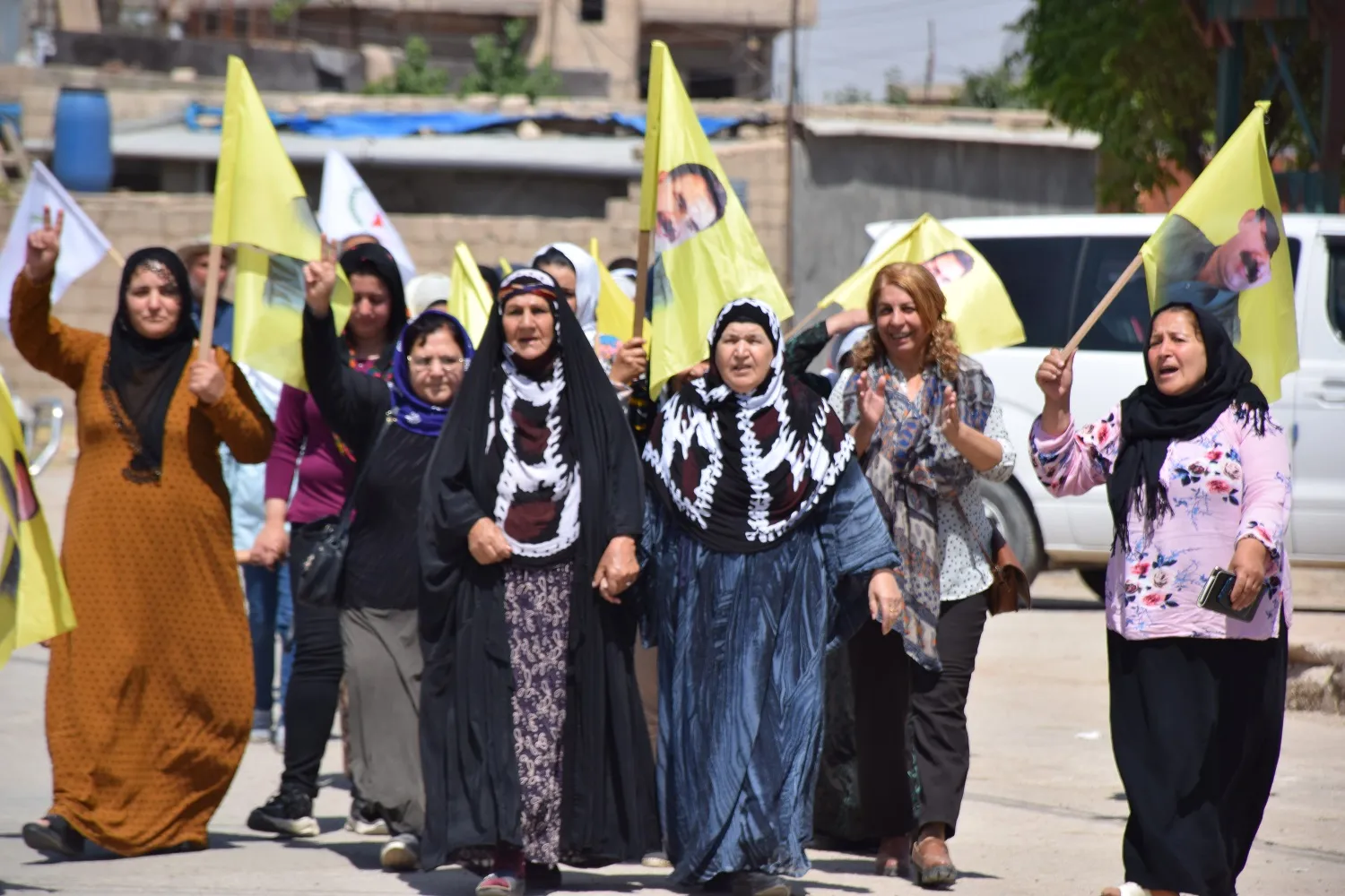 ​​​​​​​أهالي قامشلو يقدمون واجب العزاء لذوي الشهيدين كسرى ملك وراحمة غزالي