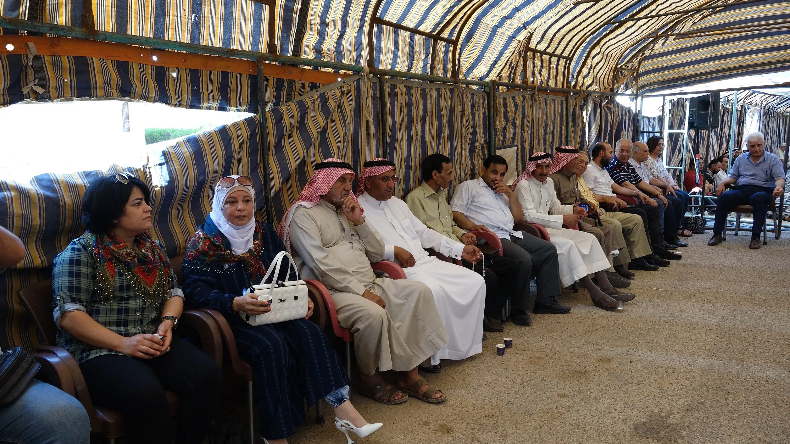 ​​​​​​​تحت شعار "وقفة عشائر" شيوخ ووجهاء عشائر الطبقة ينصبون خيمة اعتصام دعماً لقسد