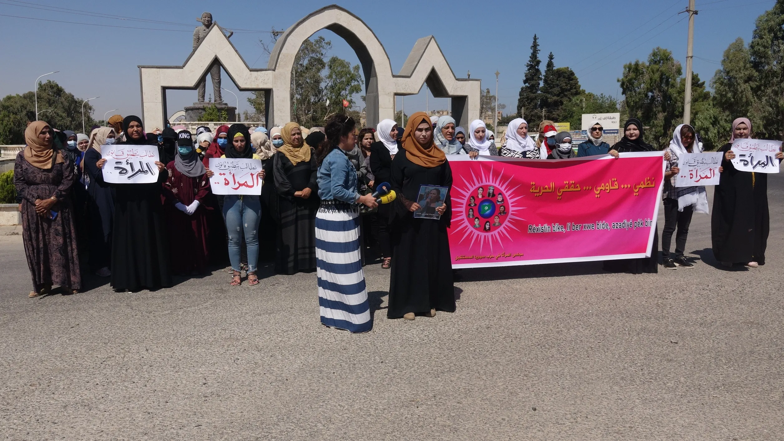 في سياق حملته.. "مجلس المرأة" ينظم وقفة احتجاجية ضد جرائم القتل بحق النساء
