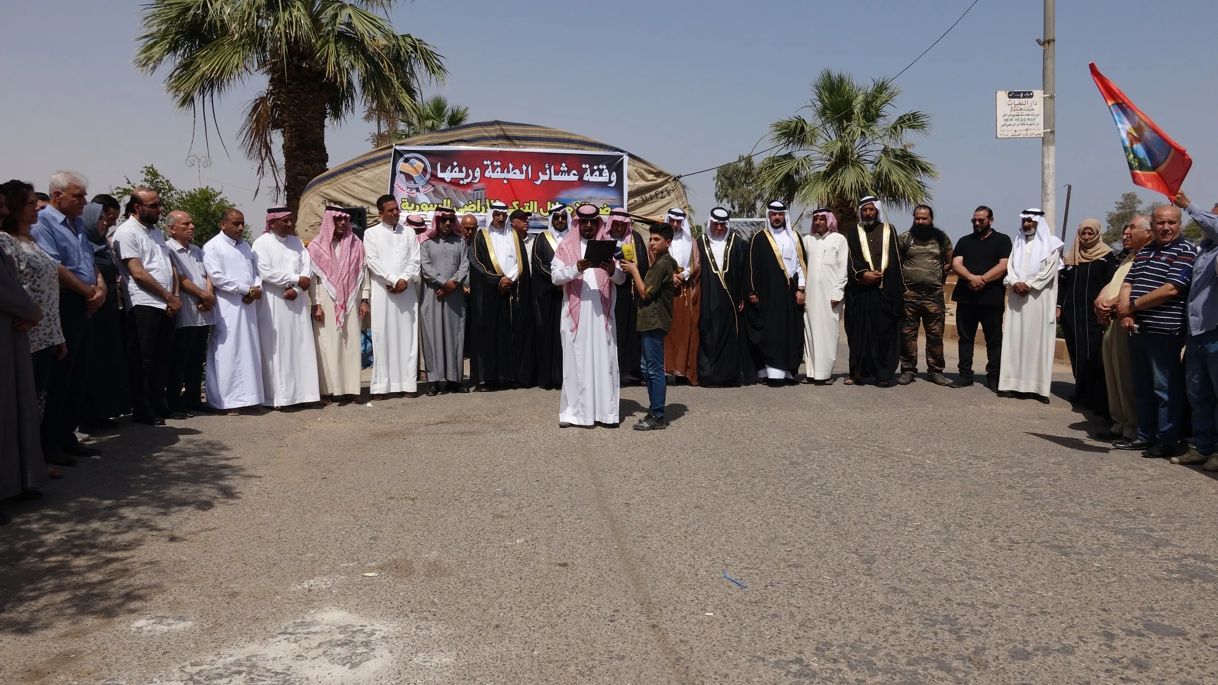 ​​​​​​​تحت شعار "وقفة عشائر" شيوخ ووجهاء عشائر الطبقة ينصبون خيمة اعتصام دعماً لقسد