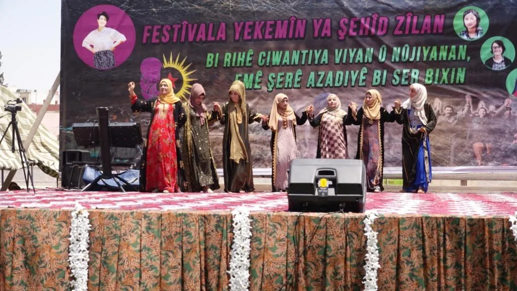 ​​​​​​​بمشاركة الآلاف من الأهالي.. اتحاد المرأة الشابة في الرقة ينظم مهرجان الشهيدة زيلان