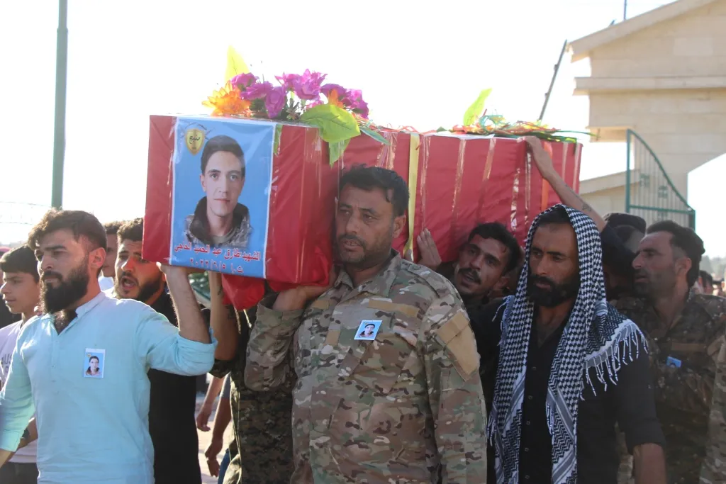 أهالي منبج يشيعون جثمان  الشهيد طارق إلى مثواه الأخير