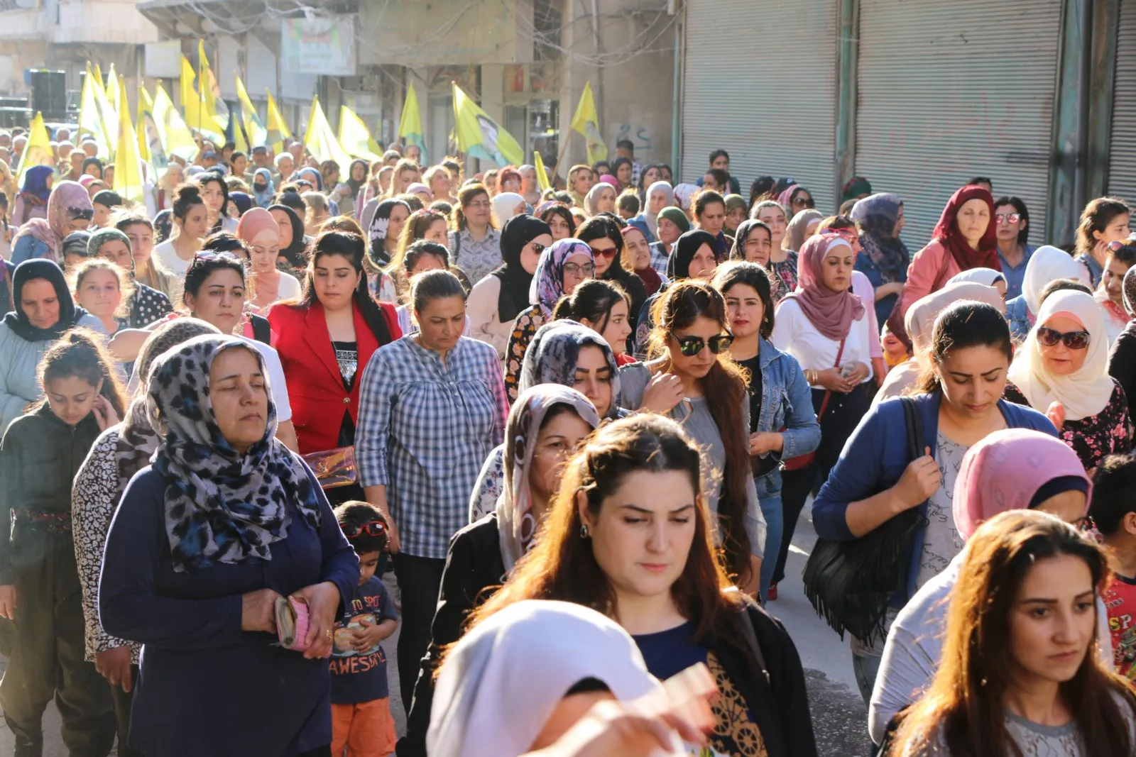خلال مسيرة حلب... زوجات الشهداء يستنكرن هجمات الاحتلال التركي ومرتزقته على المنطقة