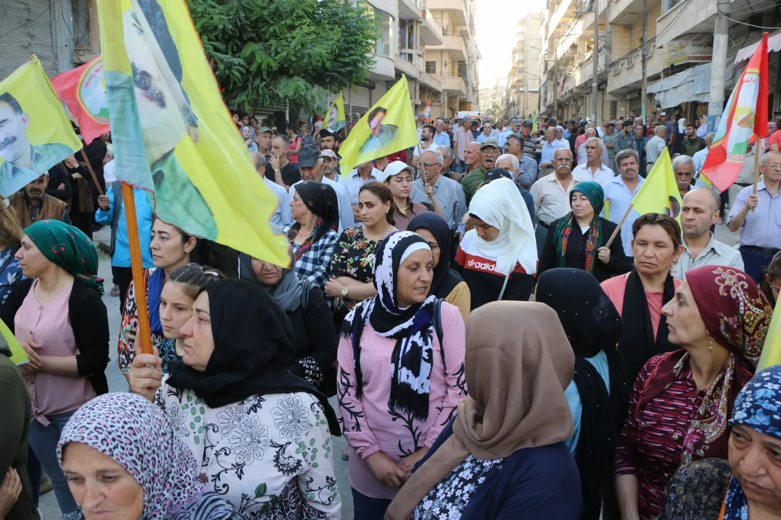 خلال مسيرة حلب... زوجات الشهداء يستنكرن هجمات الاحتلال التركي ومرتزقته على المنطقة
