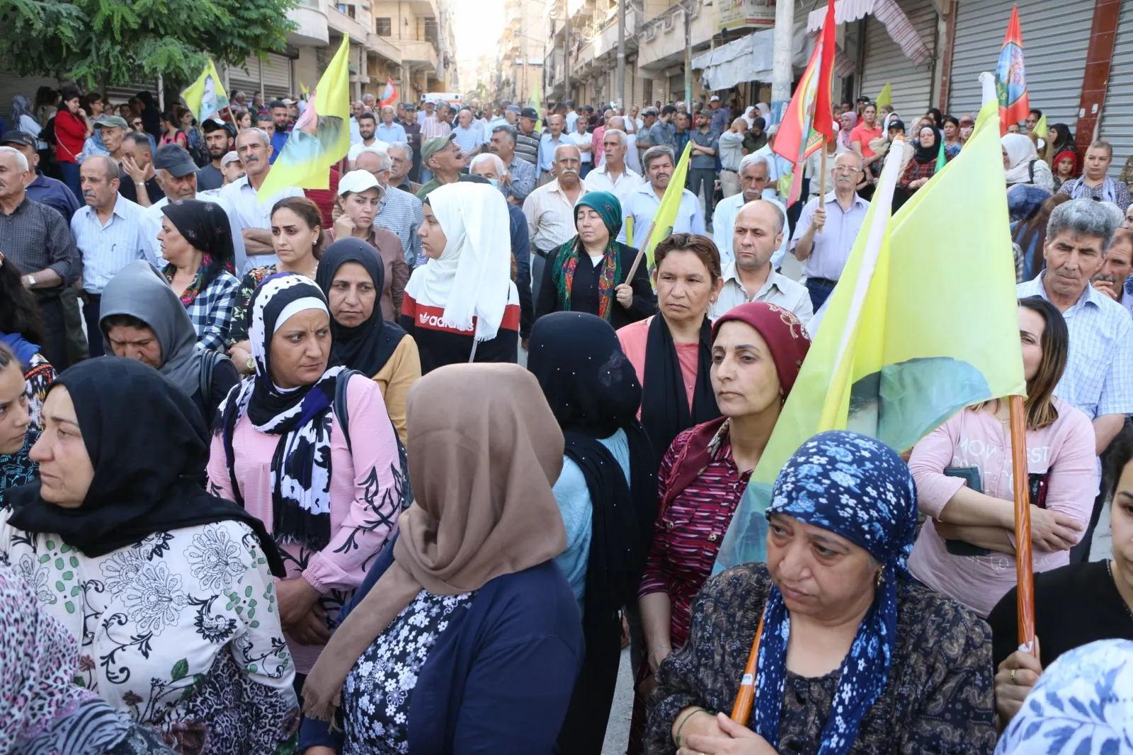 خلال مسيرة حلب... زوجات الشهداء يستنكرن هجمات الاحتلال التركي ومرتزقته على المنطقة